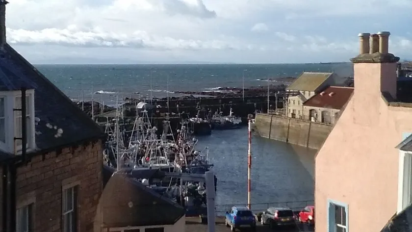 Quirky harbour flat Pittenweem, lovely sea views, near East Neuk golf, beaches - Image 1