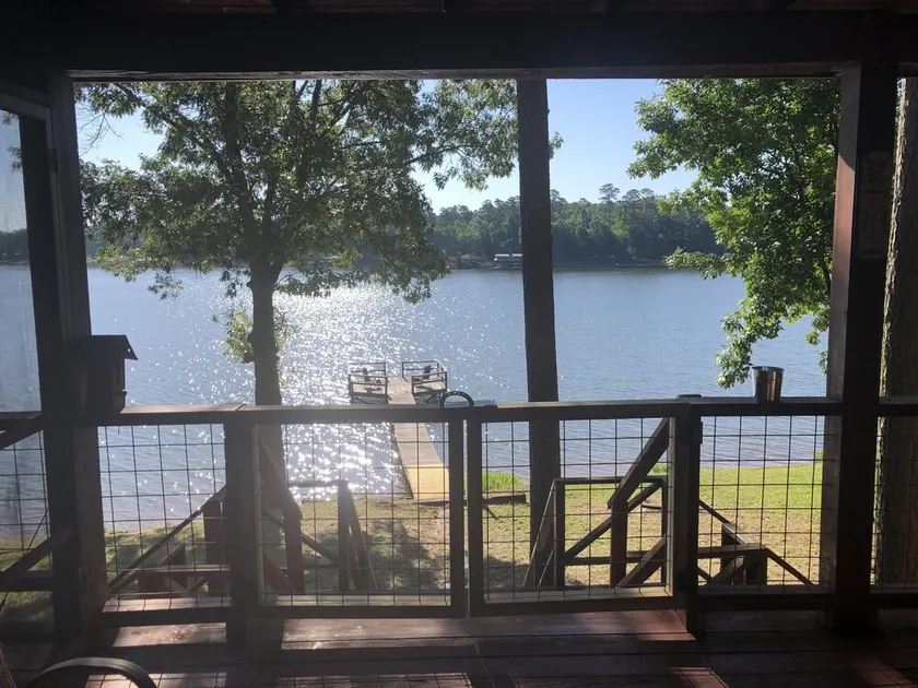 Lakefront rustic log cabin. Any season vacation, get away, or retreat. - Image 1