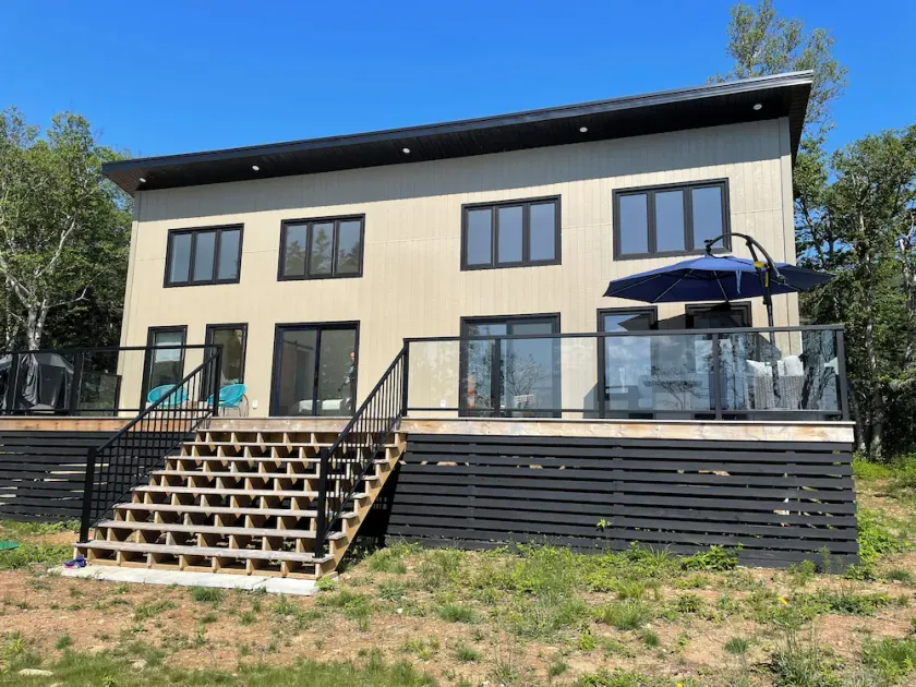 Spacious Oceanfront Retreat Moments from the Cabot Trail - Image 1