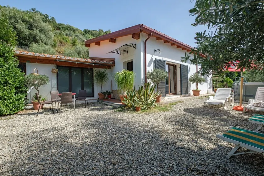 Villa 'Di Martina' with Sea View and Air Conditioning - Image 1