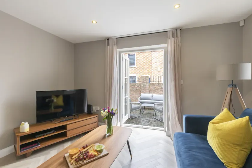 Elliot Oliver - 2 Bedroom Garden Apartment With Parking - Image 1