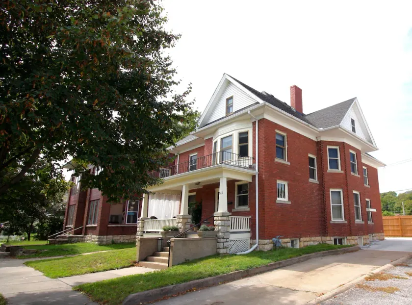 Grand home near attractions. - Image 1