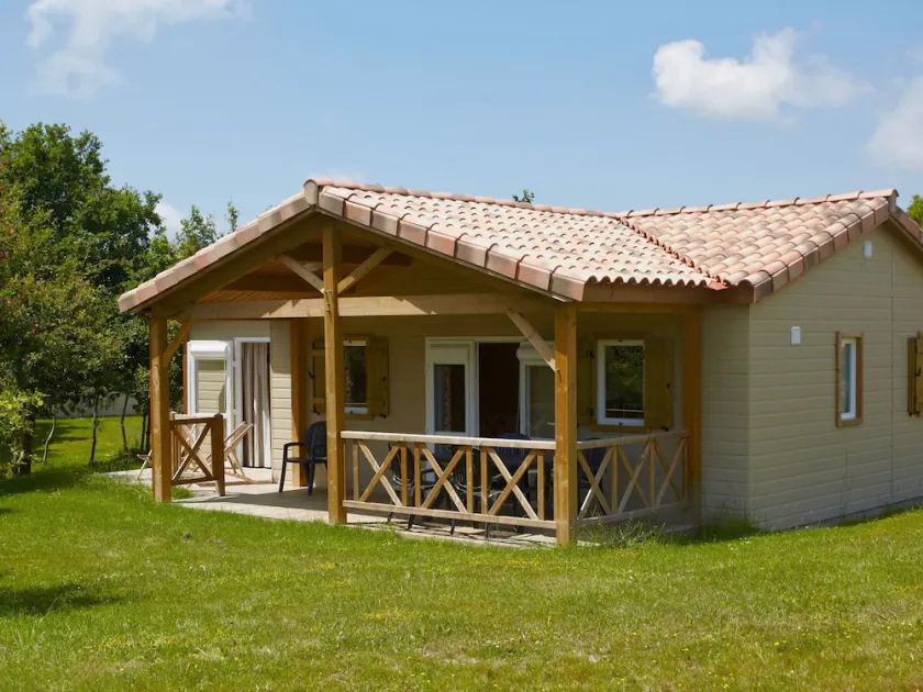 3-bedroom chalet in a quiet area with heated pool near Lake Jaunay - Image 1