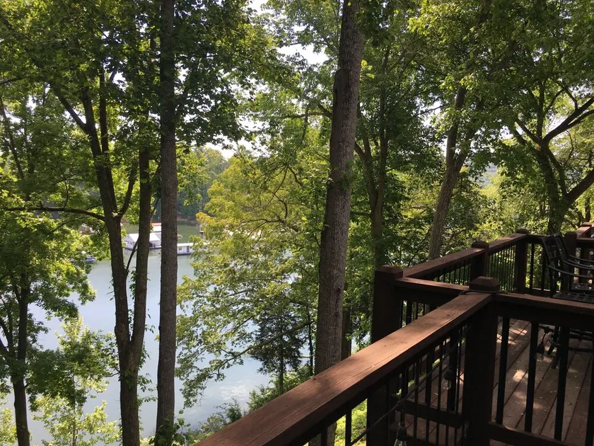 Enjoy the beauty of Norris Lake with this lakefront townhouse! - Image 1