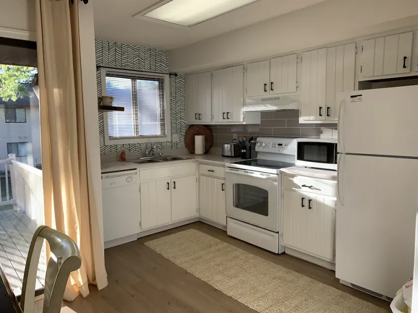 Newly renovated, relaxing space close to U of I and hospitals- high speed WiFI - Image 1