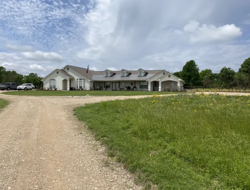 Quiet country 3 bed 3 bath with queen size sofa bed only 22 minutes from TAMU - Image 1