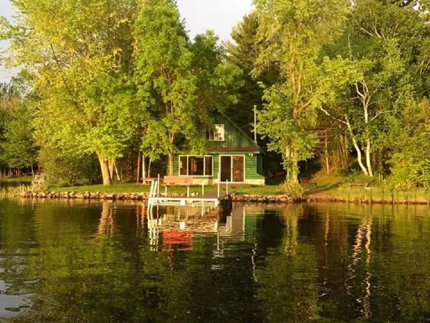 Cozy Lakefront Cabin w / Kanu, Hängematte, Feuerstelle & Grill! Perfekter Gruppenausflug - Image 1