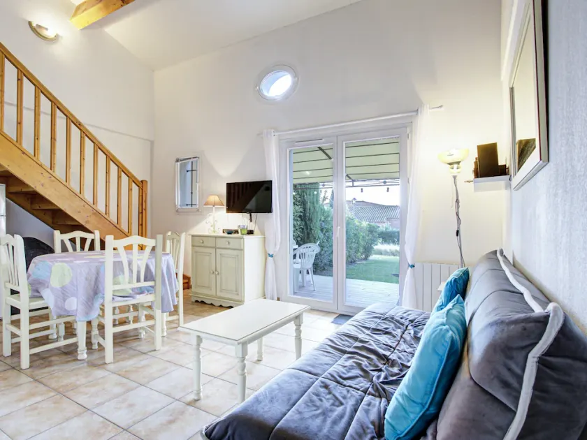 Quiet 6-Guest Apartment in Homps - Image 1