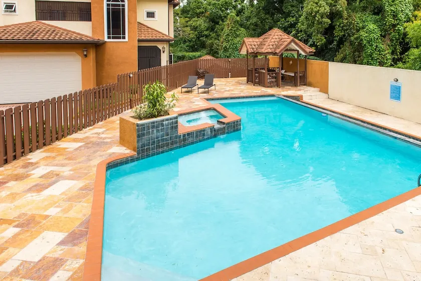 Kingston Luxury Family Retreat - Image 1