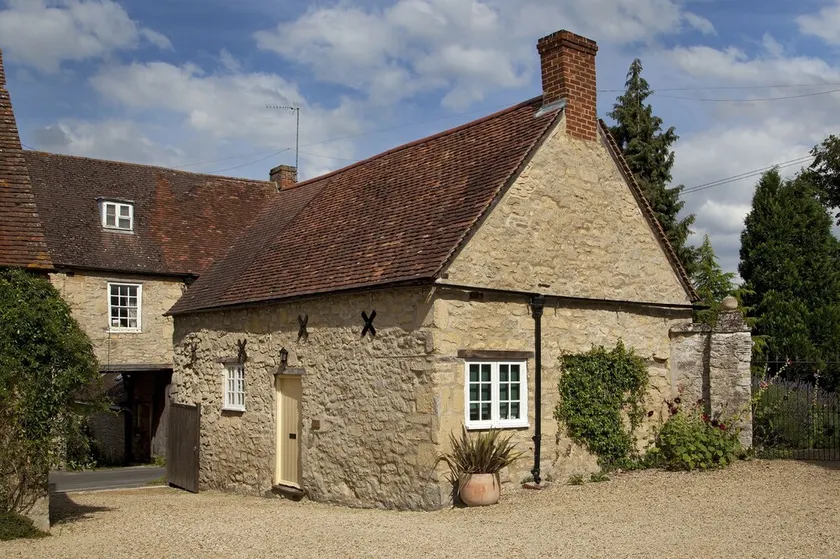 Oxford. C16th Cottage In Courtyard Setting. Garden.  Parking. Free Wifi. - Image 1