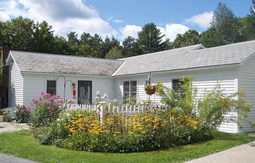 Charming pet-friendly, Meadow View Cottage in heart of historic Dorset VT! - Image 1
