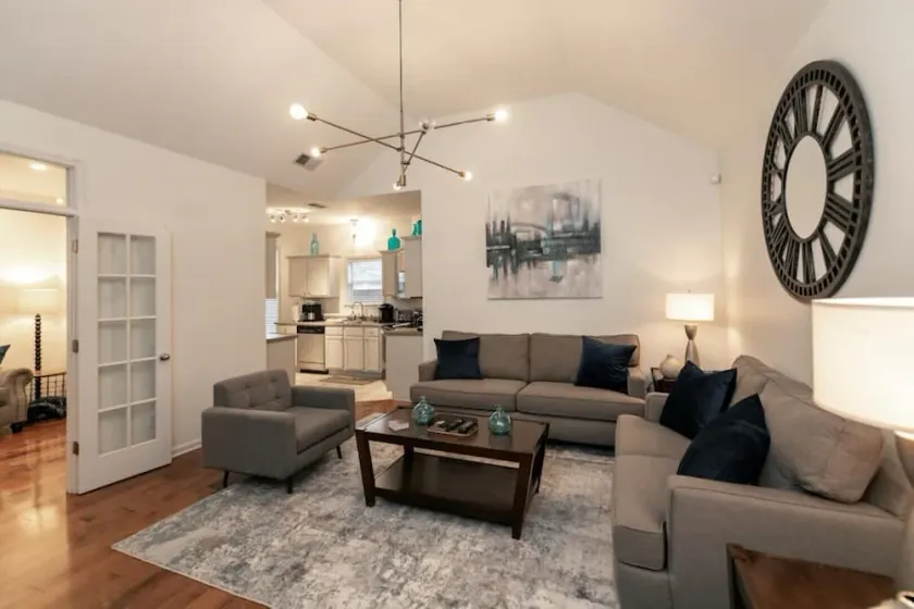 Only rental home with standby generator!Immaculate home quick drive to Downtown. - Image 1