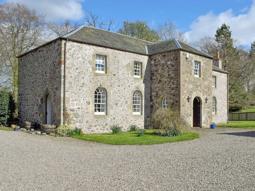 4 bedroom accommodation in Pitcairlie, near St Andrews - Image 1