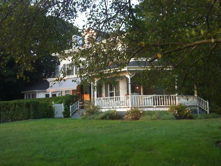 Waterfront Victorian farmhouse with heated pool and deepwater dock - Image 1