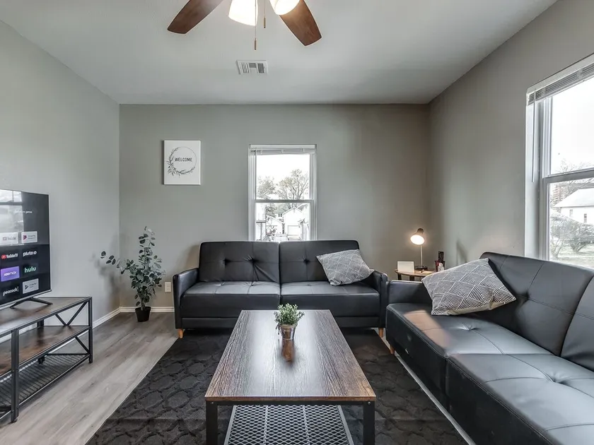 Beautiful Downtown modern 1 BR. 1 BA Washer+ Dryer - Image 1