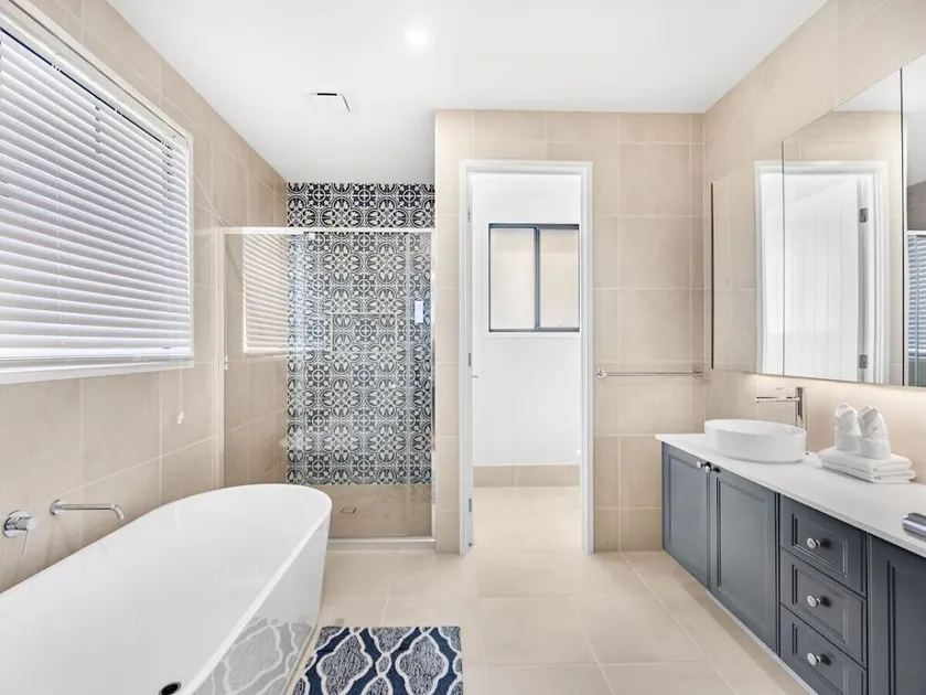 Elegant n Convenient 4 Beds Villa with easy access - Image 1
