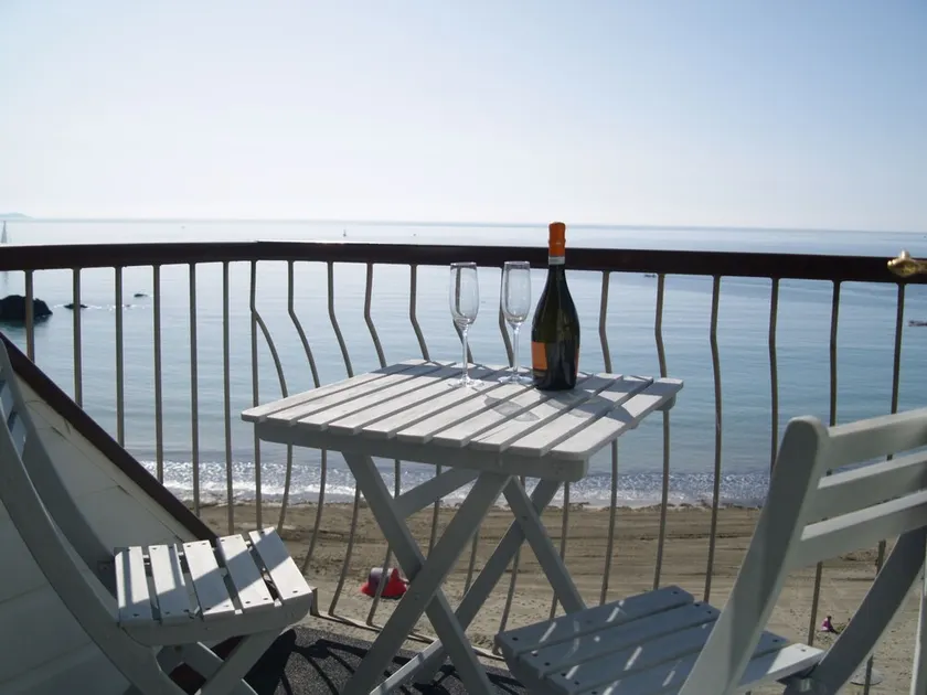 Front Line Beach Apartment, avec une vue imprenable, parking espace alloué et Wi-Fi - Image 1