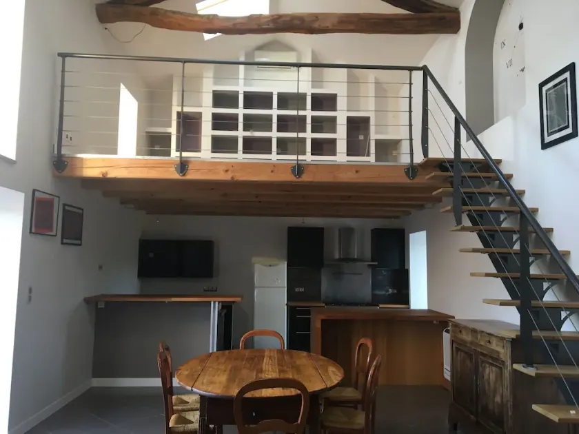 Isolated country house - Image 1