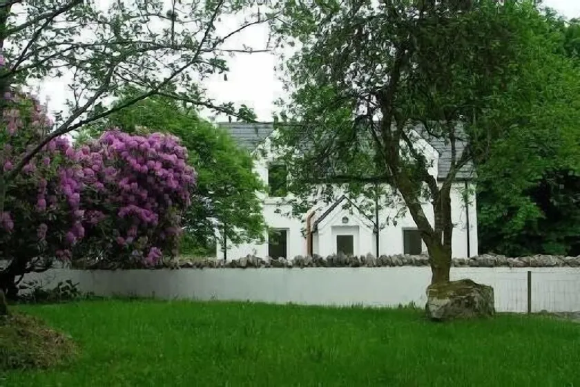 Traditionella hus i en ekologisk gård .Fishing till floden, sjö och hav. - Image 1