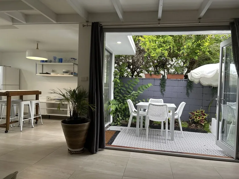 Mermaid Beach Pet-Friendly Cottage - walk to the beach, cafes, and woollies. - Image 1