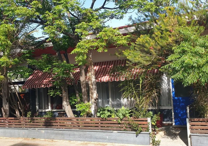 \"Sea Retro Getaway\" 2 mins walk to the beach. private outdoor area. Outdoor pool - Image 1