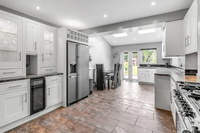 L/Parking | Sleep7 | 4BR | 2 BA - Image 1