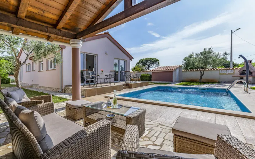 Villa Sandra 4+2 with pool, garden & terrace with barbecue & free Wi-Fi - Image 1