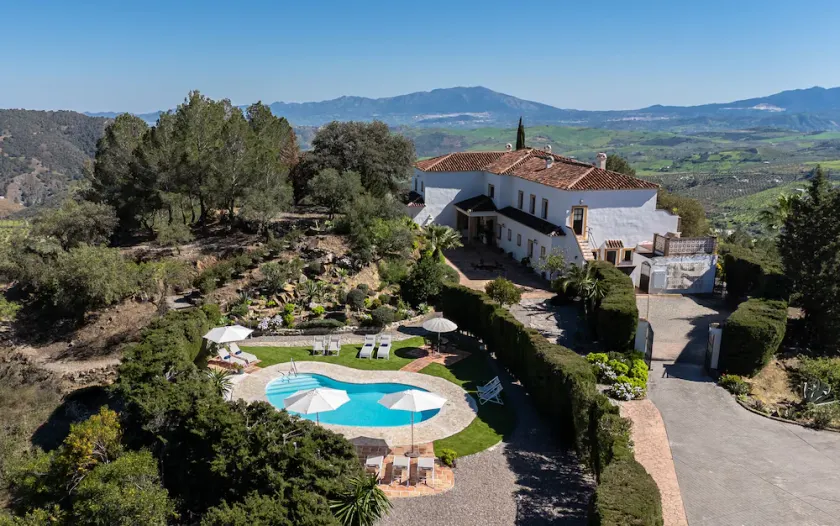 Private Villa für 20 Gäste · 9 Schlafzimmer · Pool und Panoramablick - Image 1