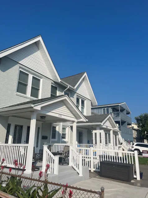 Maison jumelée récemment rénovée de 3 chambres et 2 salles de bains Bloc et demi de la plage - Image 1