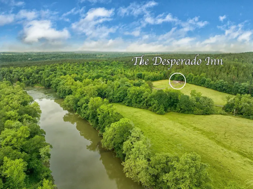 The Desperado Inn is a charming secluded cabin with Mountain Fork River access - Image 1