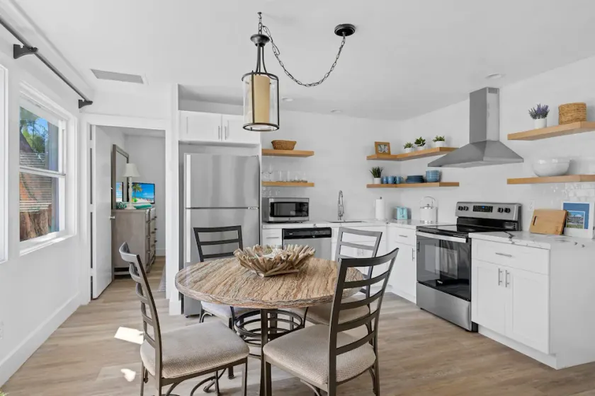 Historic PO Cottage Garden Suite Steps to Beach - Casual Lux Décor - Jensen's \"On the Gulf\" 6 - Image 1
