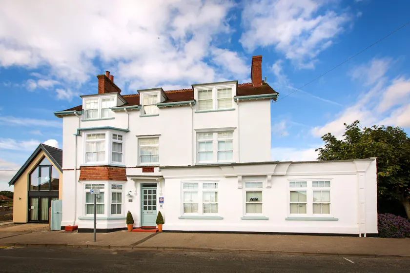 Hot tub, sauna, sea & beach views, sleeps 16 in 7 bedrooms, 5 star Luxury house - Image 1