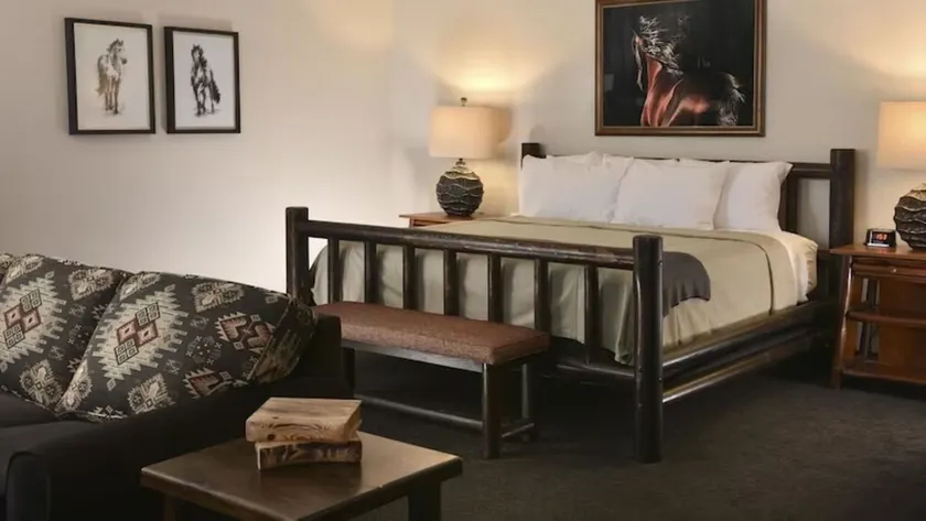 Rustic Retreat: Discover Spacious Lodging & Cozy Hospitality | 2 Units - Image 1