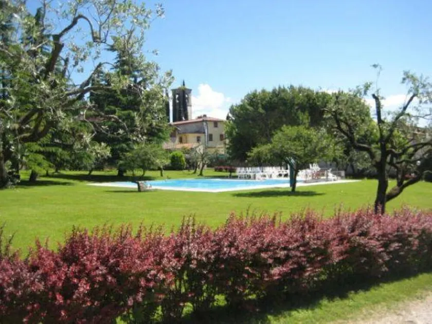 I Via Giordano Bruno 3 med en park på 9.000 kvm med 2 smukke pools - Image 1