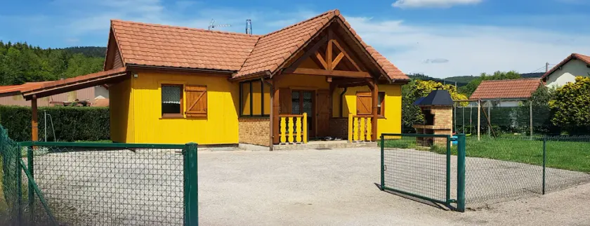 Udlejning af indhegnet hytte med grill og legeplads - Image 1