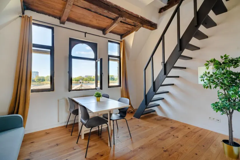 Two-bedroom apartment by the river - Image 1