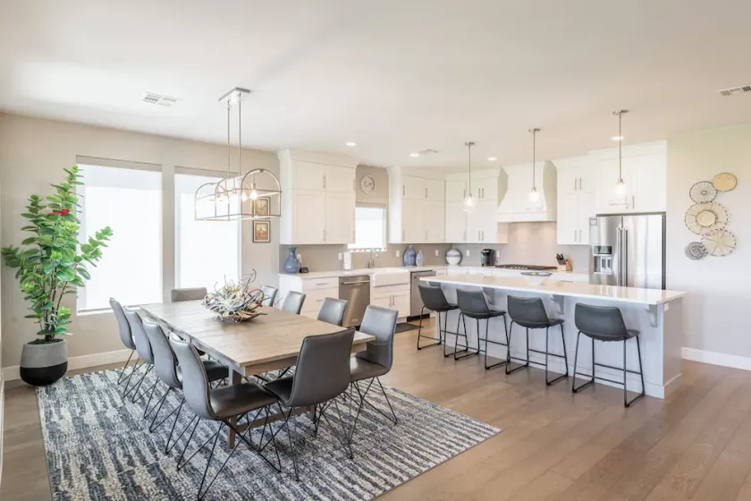 Sleeps 16 w/ 4 Kings - Gourmet Kitchen & Fireplace - Image 1