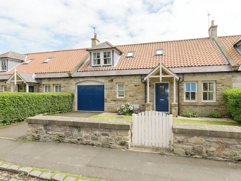 Superb cottage situated on a quiet road with a walled garden to the rear. - Image 1