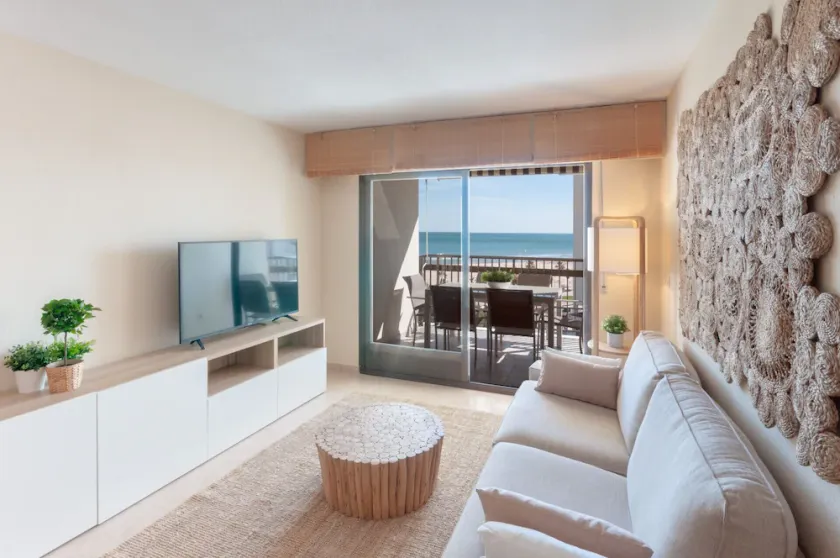 Refurbished, with AC, heating, Wifi, Frontline, terrace, International channels - only families - Image 1