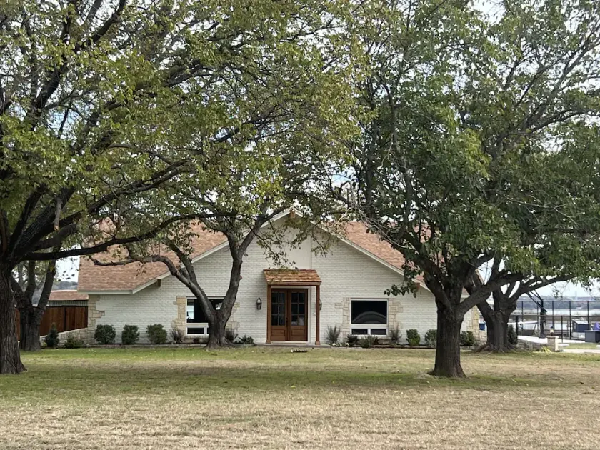 Lakehouse on Eagle Mountain - Family Fun or Pickleball Getaway! Full Remodel - Image 1
