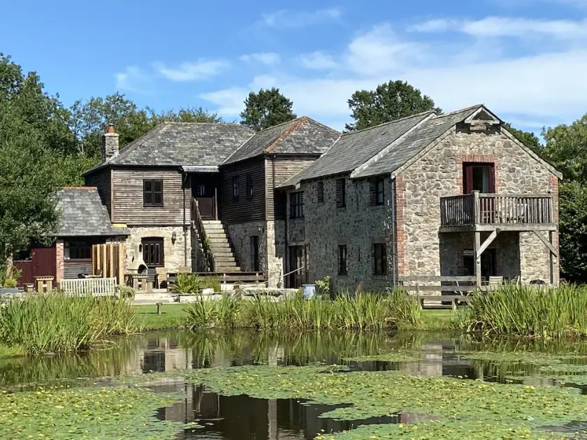 6 bedroom Lakeside cottage with fishing, pool, hot tub games room & so much more - Image 1