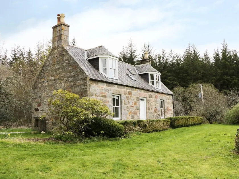 ANNFIELD, pet friendly, character holiday cottage in Archiestown - Image 1