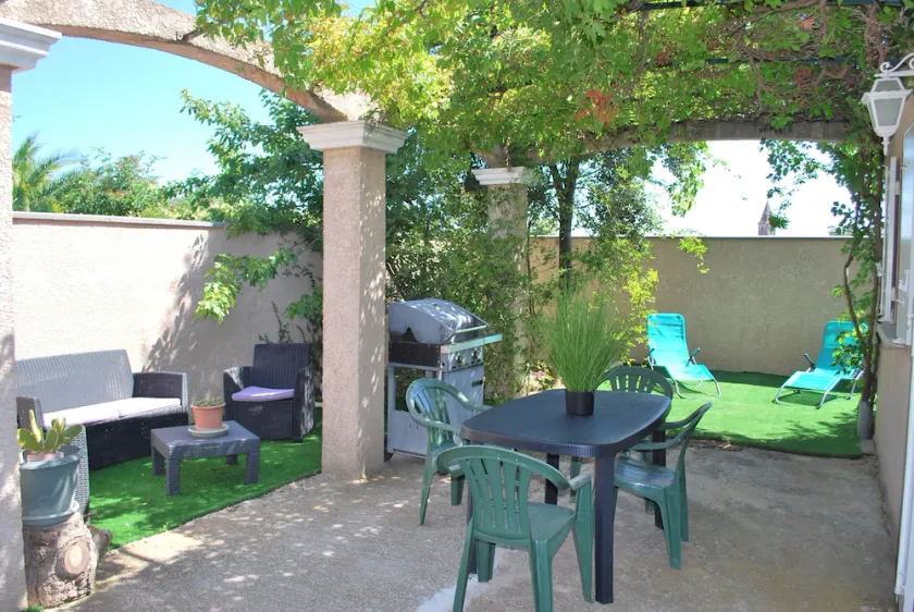 air-conditioned studio with private pool access - Image 1
