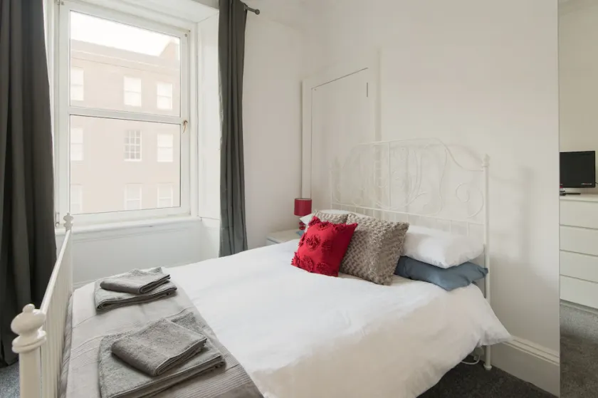 Genuine 2 Bedroom City Centre Apartment - Image 1