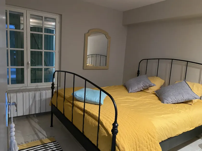 8-person villa in quiet location near lake and beach - Image 1