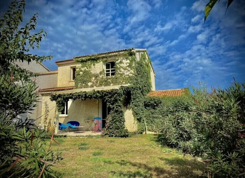 Waterfront villa 150 m from the beach - Image 1