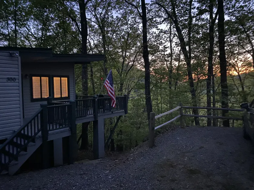 Mountain Cabin in the woods-Tranquil Setting-2 bed 2 bath-Private-Deck-Views - Image 1