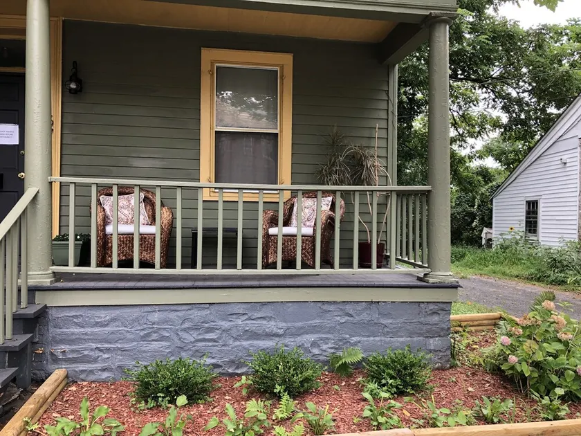 Lovely 2 queen size bedroom apt one block from Rough Draft and Uptown Kingston - Image 1