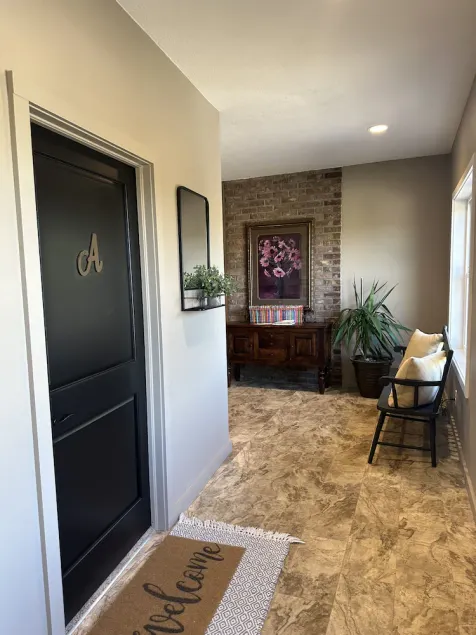 Great bedroom with private bathroom & Lounge above a local Diner - Image 1