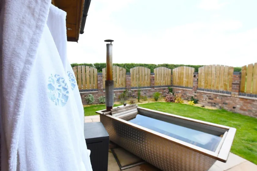 Boutique Farm stay cottage in Worcestershire - Hot Tub / Dog Friendly - Image 1